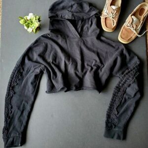 Forever 21 black cropped hooded sweatshirt